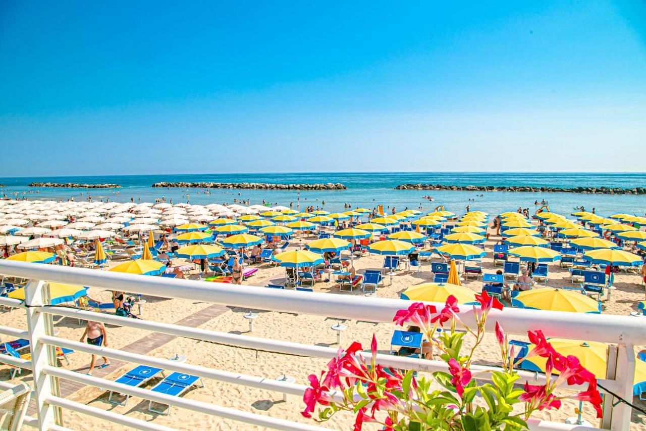 Hotel Ambasciatori Bellaria-Igea Marina Bagian luar foto
