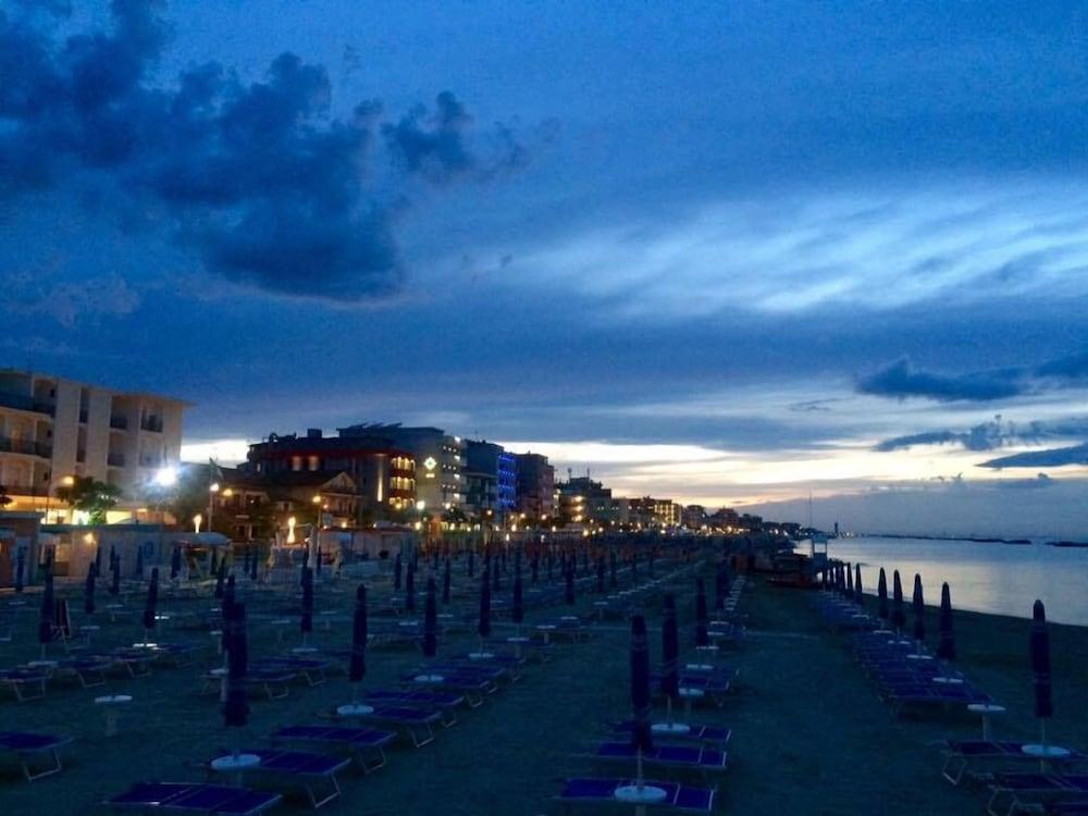 Hotel Ambasciatori Bellaria-Igea Marina Bagian luar foto